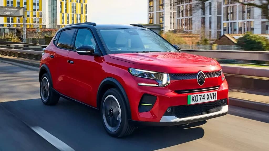 Une Citroen eC3 rouge qui circule dans un environnement urbain