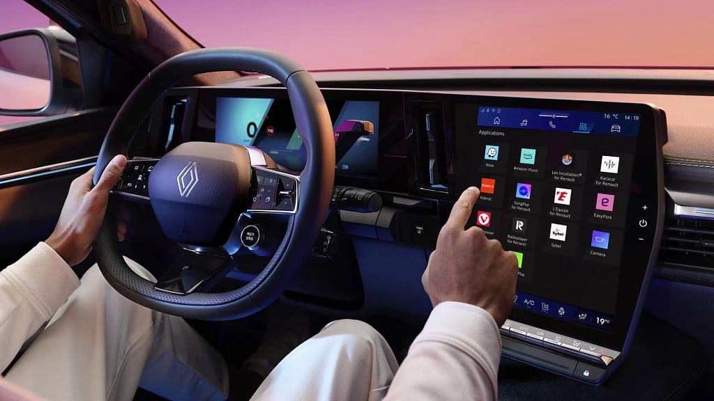 L'habitacle d'un Renault Scenic E Tech électrique avec un homme qui manipule le navigateur de bord