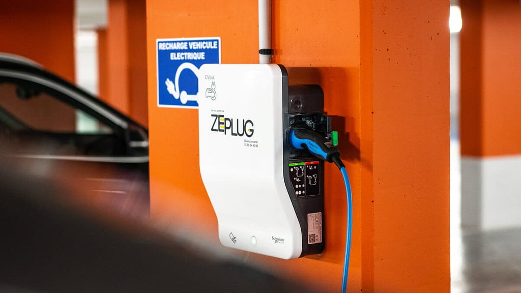 Une borne de recharge dans un parking d'un immeuble