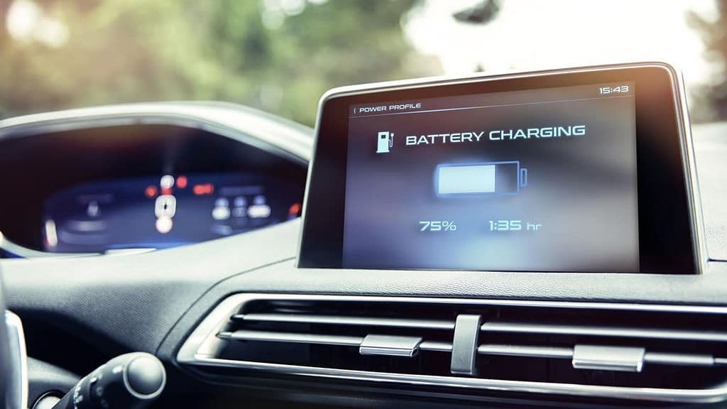 Un tableau de bord d'un véhicule électrique qui affiche la recharge en cours