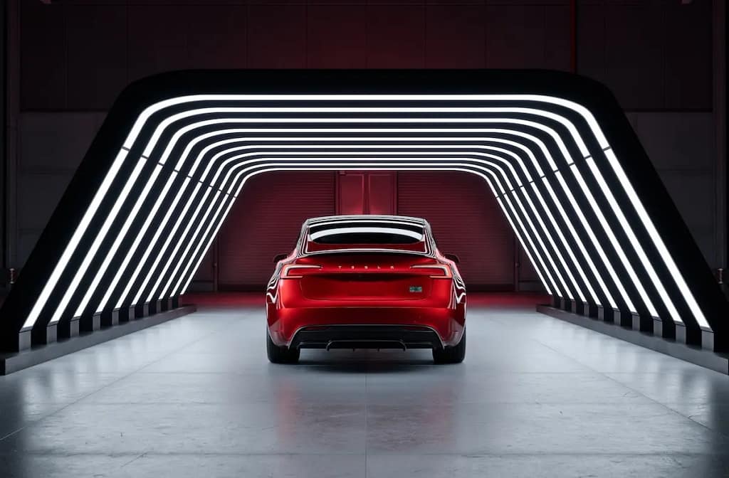 Une Tesla Model 3 dans un environnement futuriste