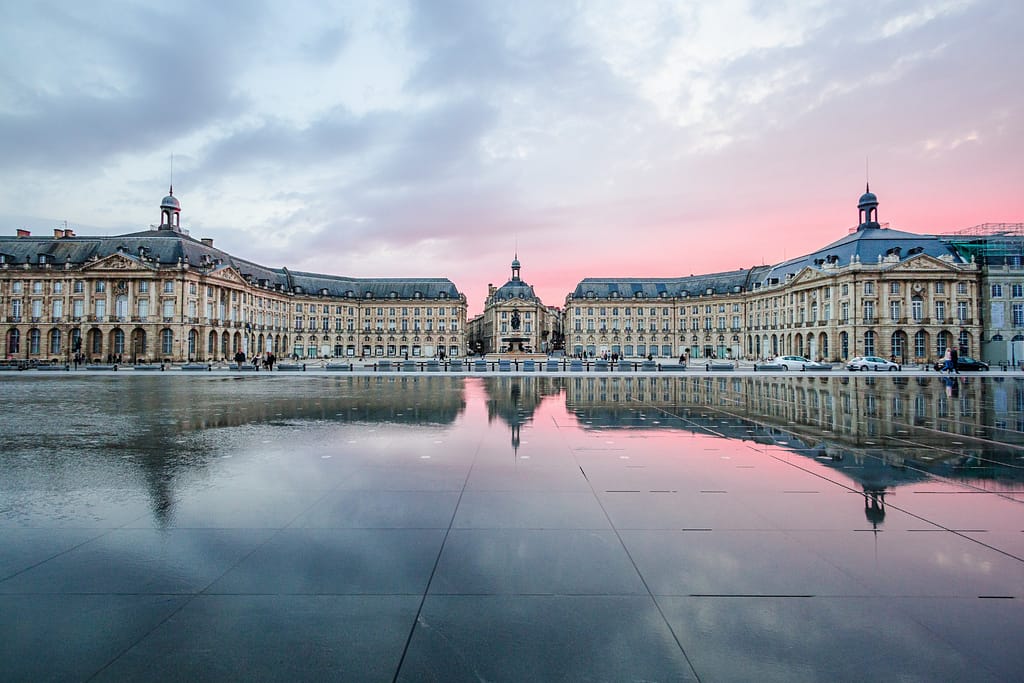 Une belle place bordelaise à la nuit tombée