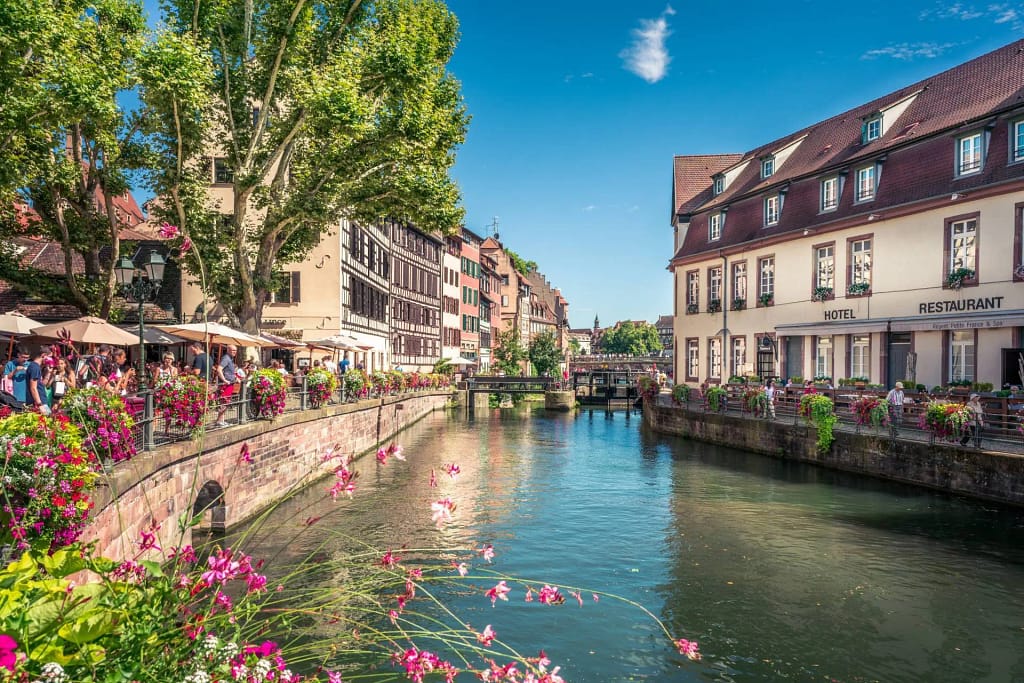 Vue des célèbres canaux de Strasbourg sous une journée ensoléillée
