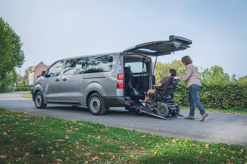Un véhicule électrique de la marque Tesla adaptée pour les personnes à mobilité réduite
