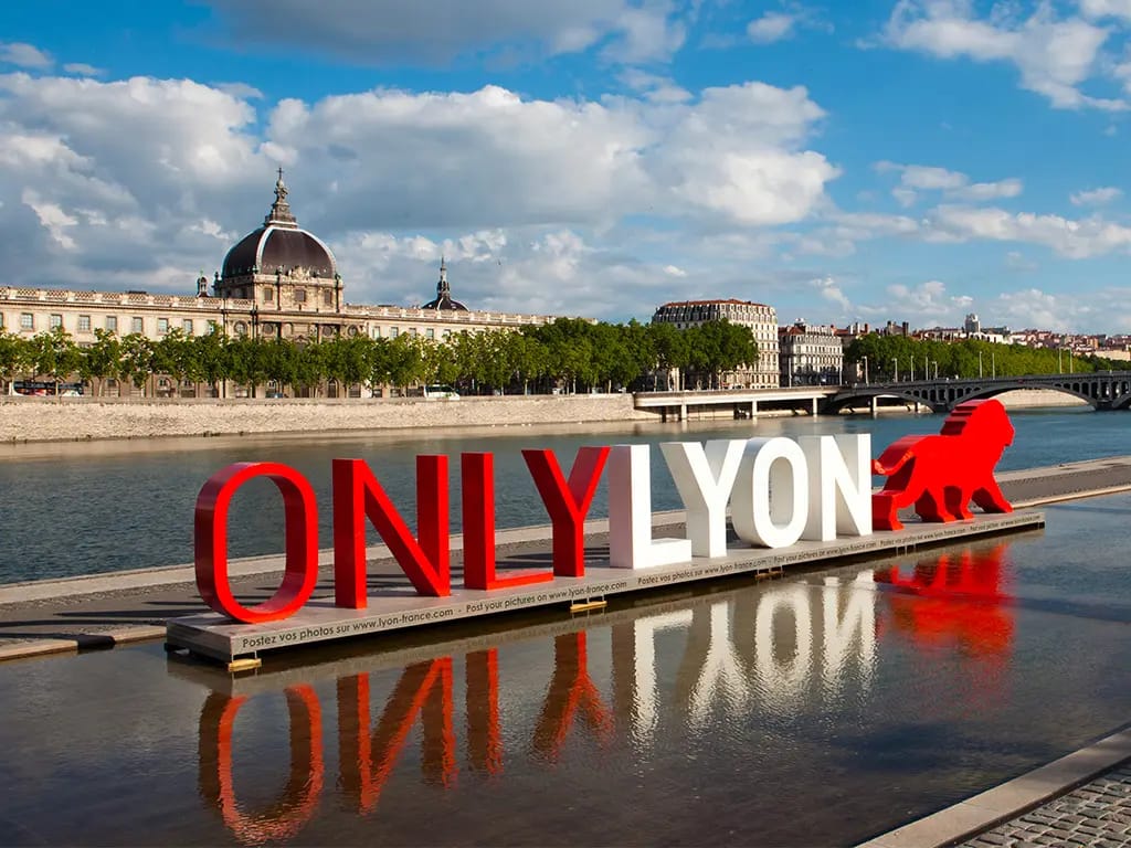 Sculpture mettant en avant la ville de Lyon avec la cité en fond